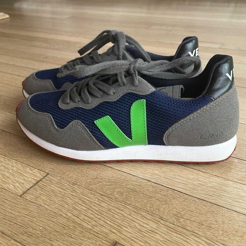 NEW Rio Branco Alvomesh Navy/Green Veja Sneakers. Size 6!